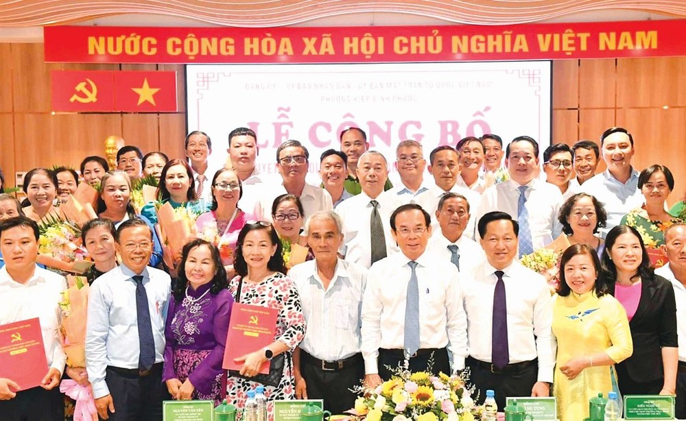 市委书记阮文年出席守德市协平福坊的街区、村邑重组仪式。（图：越勇）