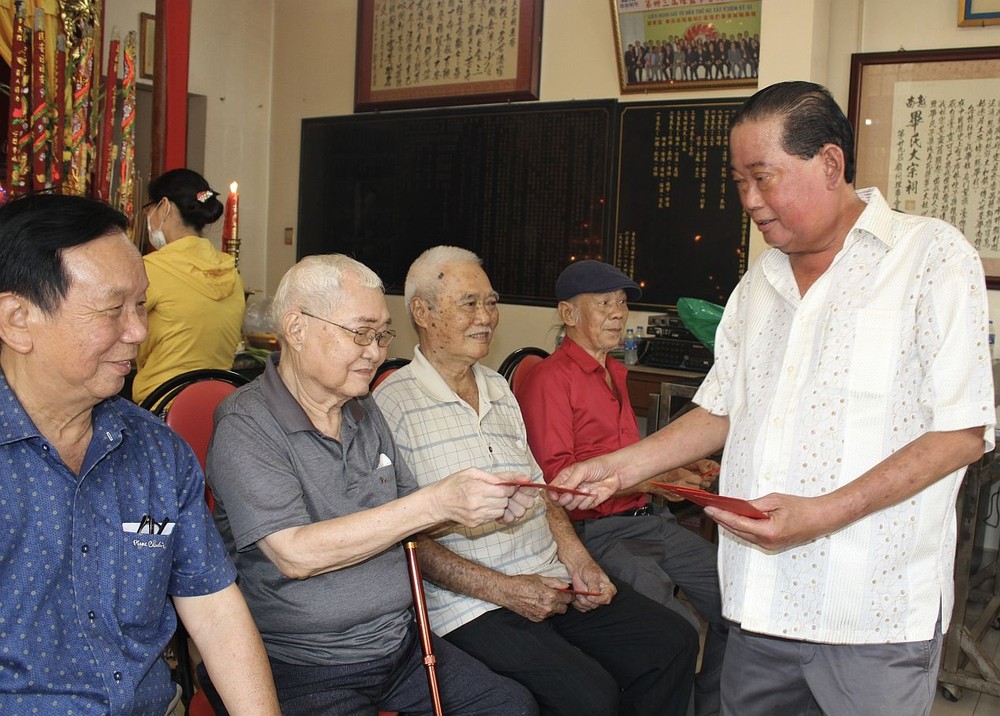 毕氏宗祠理事长毕景焯向诸位长者赠送敬老利是。 d2.jpg