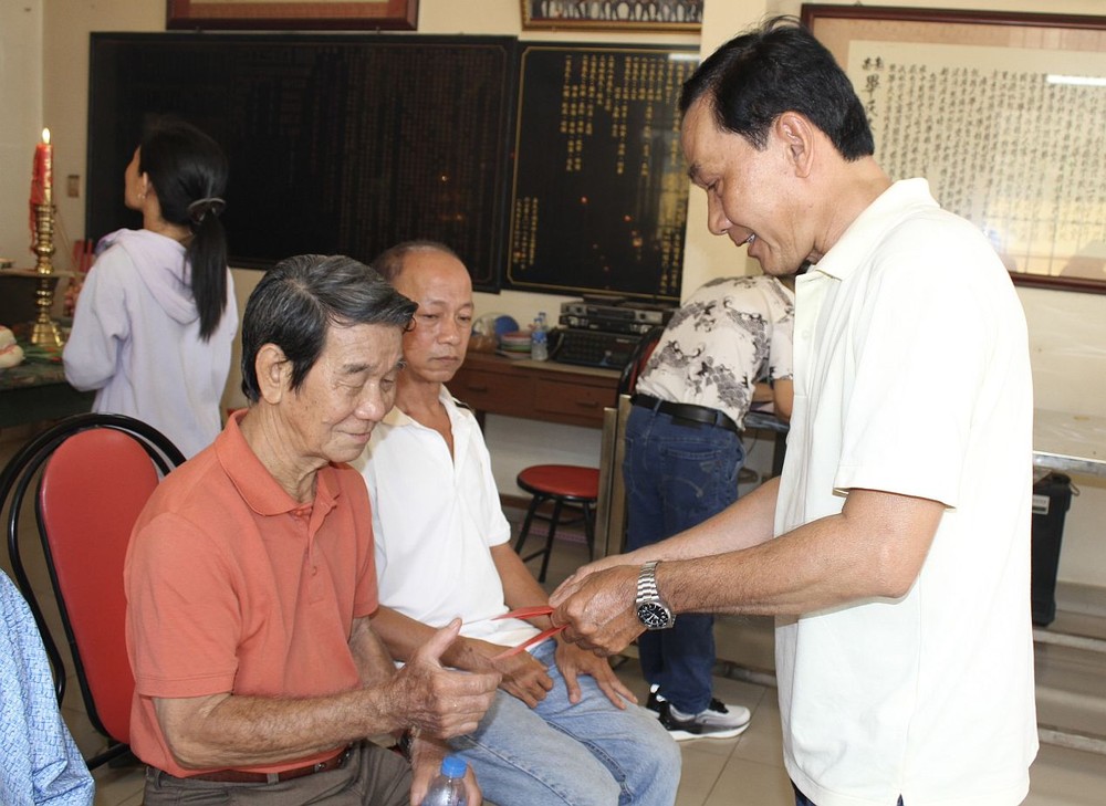 毕氏宗祠常值副理事长毕恭颖向诸位长者赠送敬老利是。 d3.jpg