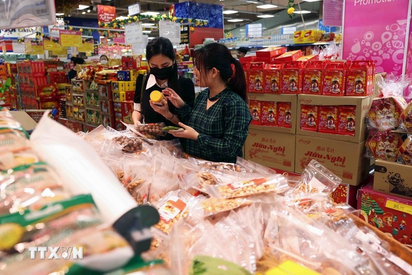 民众在Co.op Mart连锁超市购物。