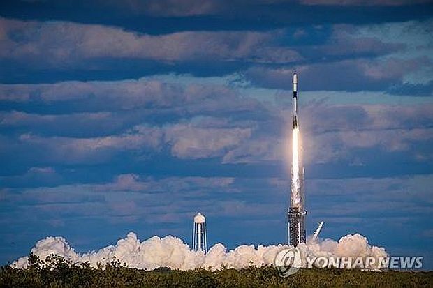 资料图片:4月8日,在美国弗罗里达州肯尼迪航天中心,韩国第二颗军事侦察卫星被美国太空探索技术公司的“猎鹰9”号运载火箭发射升空。(图:韩联社)
