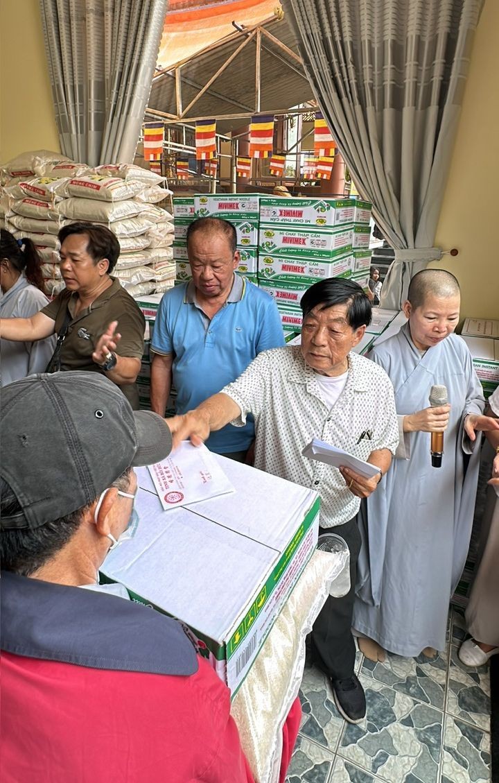 倪耀茂先生和澳洲墨尔本明月居士林林长李戒明给视障者派发济贫礼物。 bd3.jpg