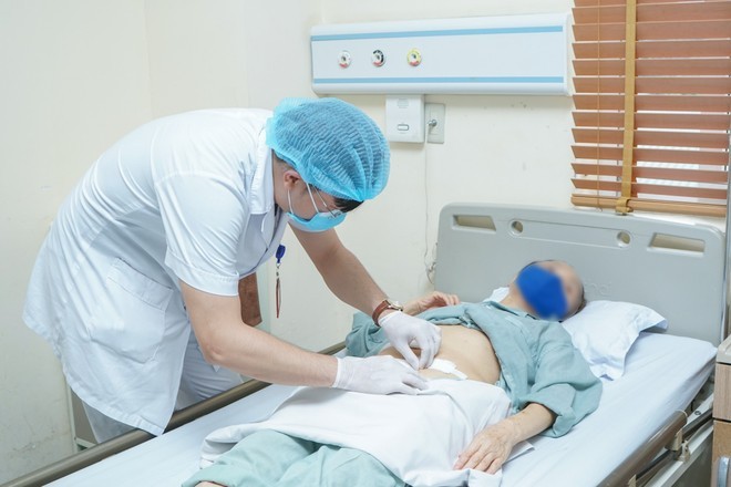 医生对手术后的患者进行伤口护理。(图:院方提供)