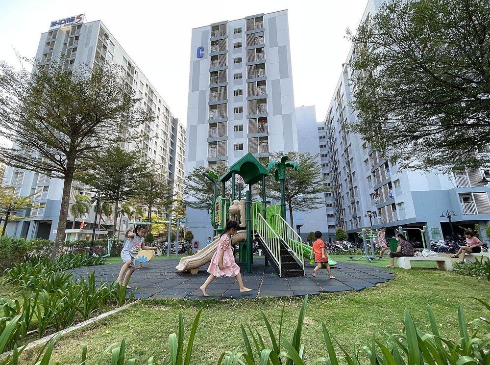 儿童在守德市富友坊EHomes社会住房区的公园玩耍。