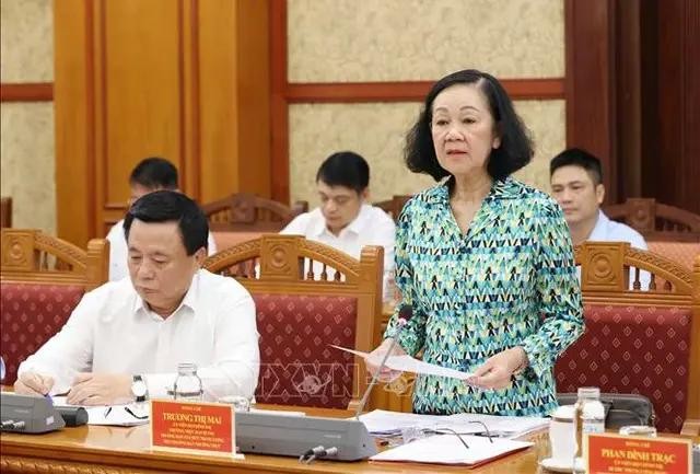 中央组织部长张氏梅(站)在会议上发言。(图:越通社)