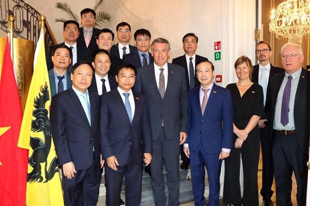 法兰德斯大区首席大臣让·让邦与越南交通运输部代表团合影。（图：越通社）