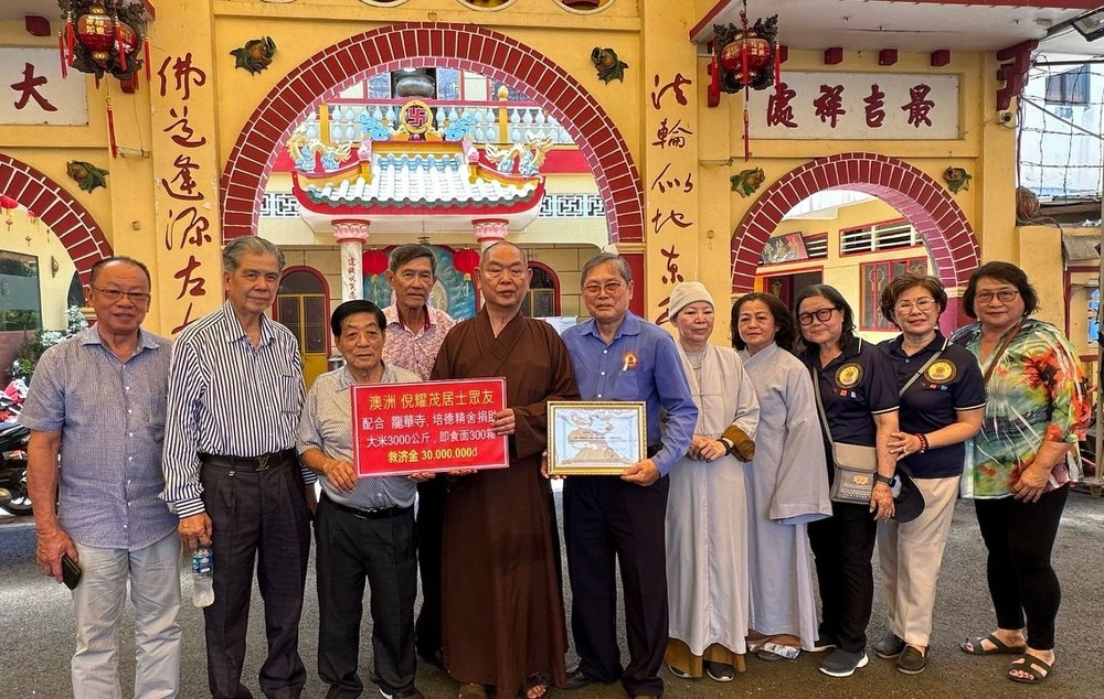 龙华寺住持释慧功与培德精舍护法理事会副会长赖远东、越侨倪耀茂与代表在派发济贫礼物前合摄。 bd2.jpg