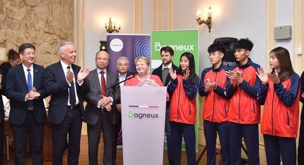 法国巴涅市长阿米娅布林为越南空手道代表团举行欢迎仪式。(图:互联网)