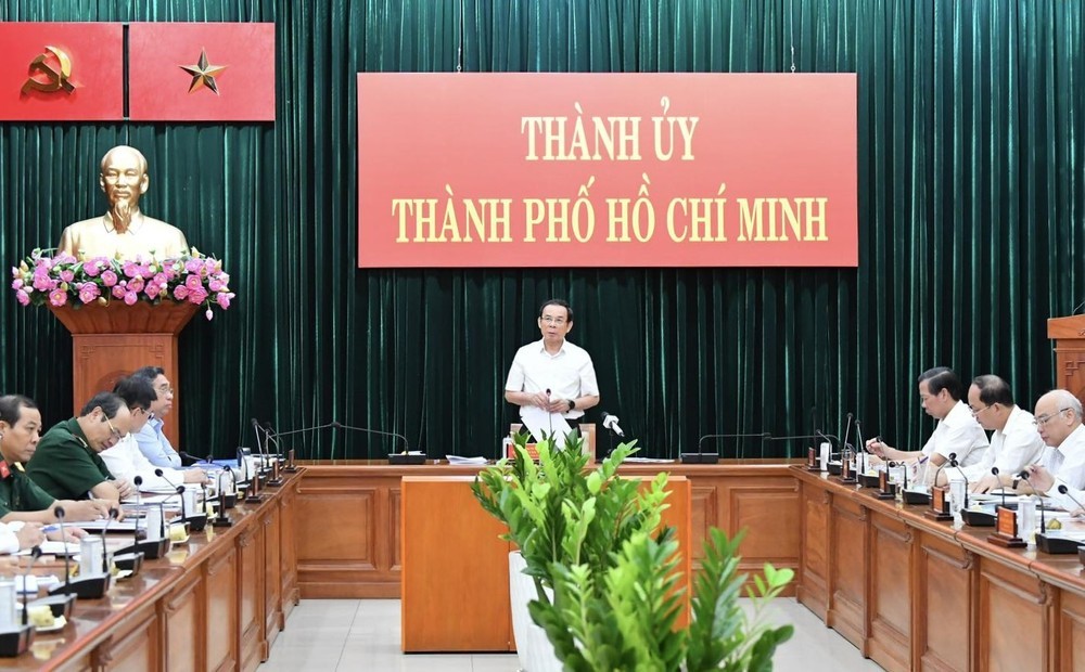 市委书记阮文年(中)主持会议并发表讲话。(图:越勇)
