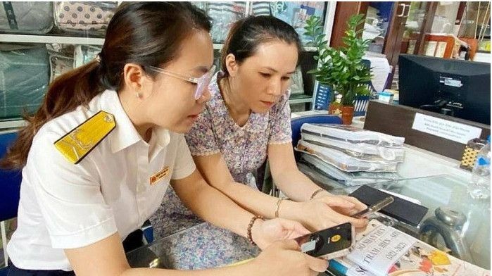 市税务局干部指引纳税人办理手续。