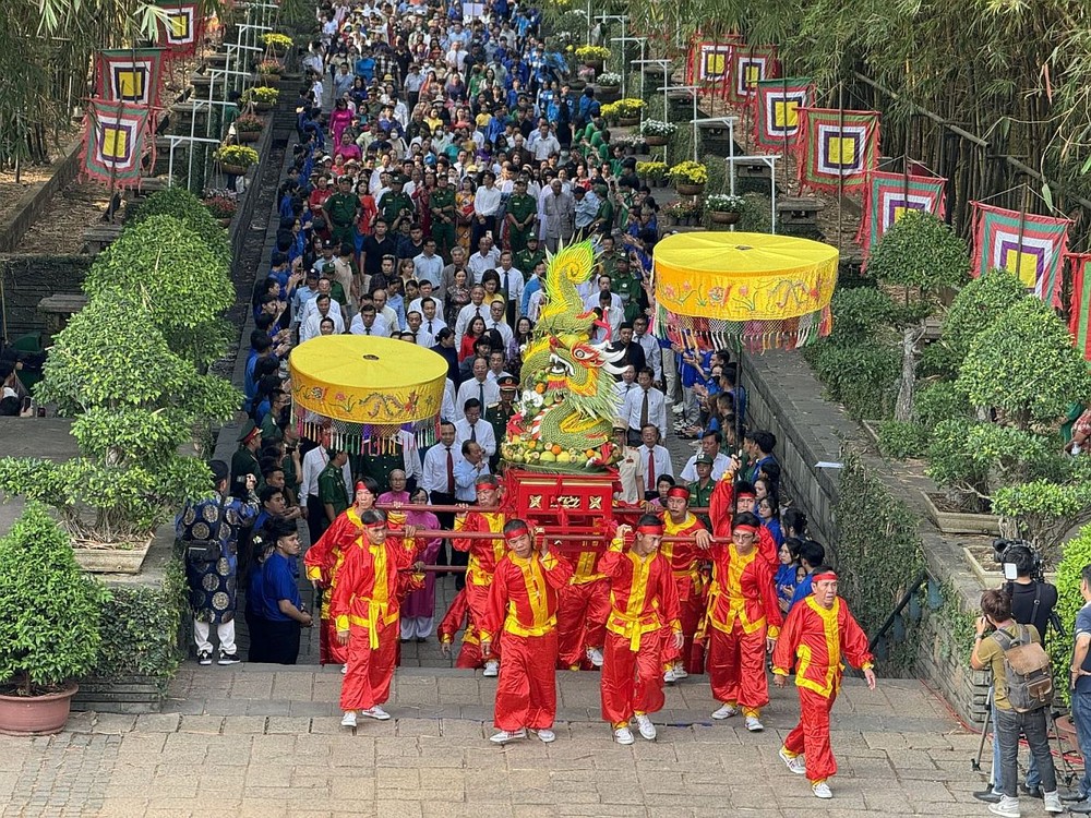 在历代雄王纪念馆举行敬献粽子与民间糕饼祭品的迎醮仪式。 le-hoi-den-hung.jpg