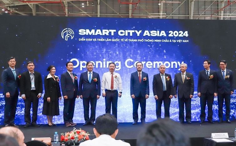 胡志明市领导同与会代表合照。（图：安安）