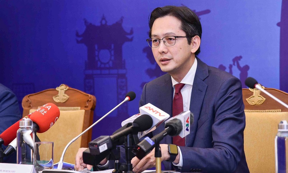 外交部副部长杜雄越在新闻发布会上回答记者提问。(图:明日)