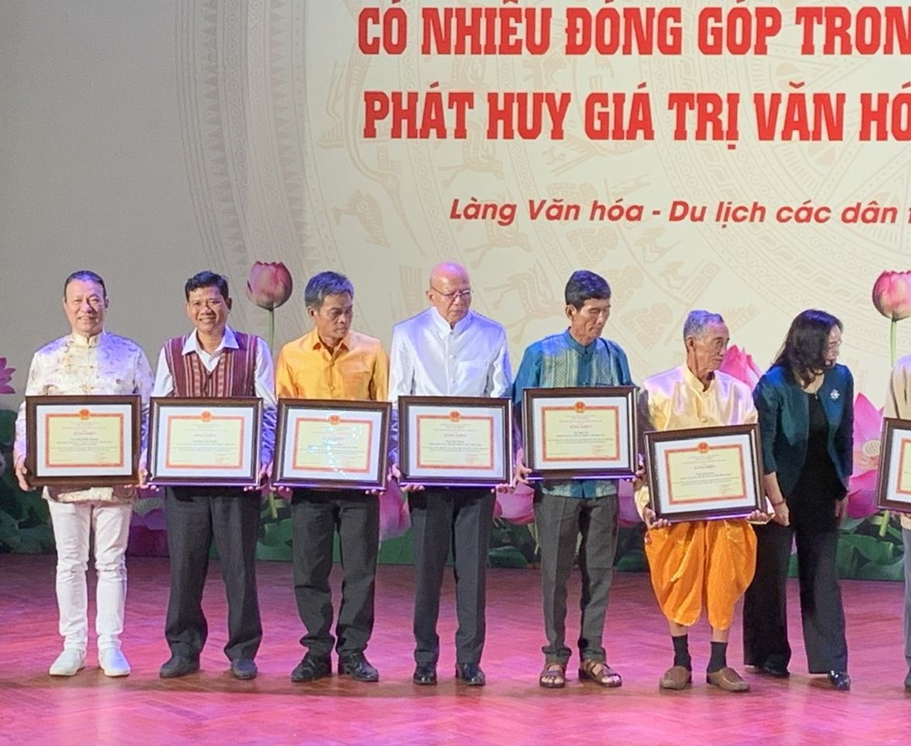 trao-bang-khen.jpg