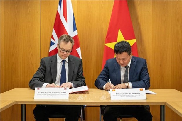 越南公安部出入境管理局副局长武文兴大校与英国负责处理非法移民问题移民大臣迈克尔•汤姆林森签署《越南与英国合作防止非法移民联合声明》。（图：越通社）