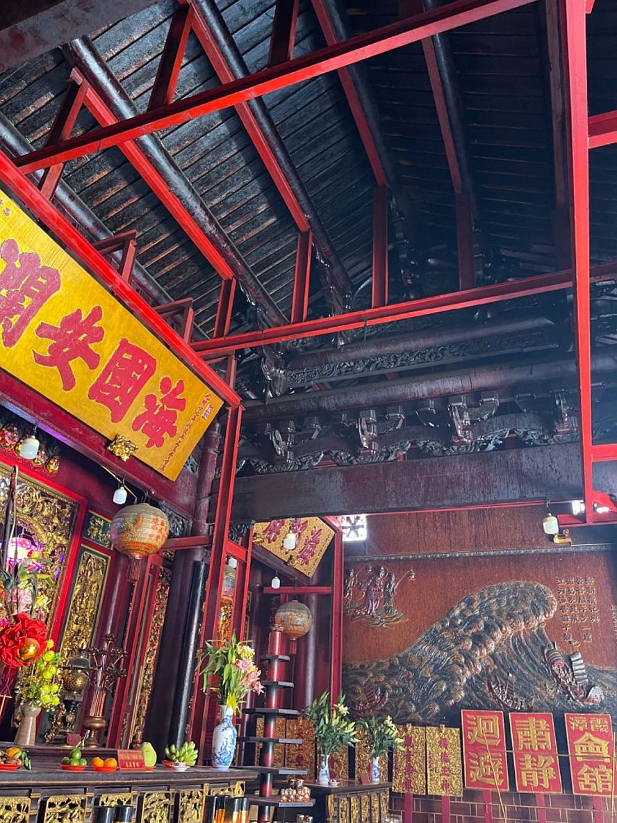 面临坍塌的霞漳会馆妈祖古庙需靠工字铁撑起。 ha chuong 1.jpg