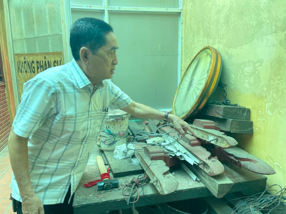 沈金麟理事长介绍从正殿塌下的木雕。 ha chuong 2.jpg