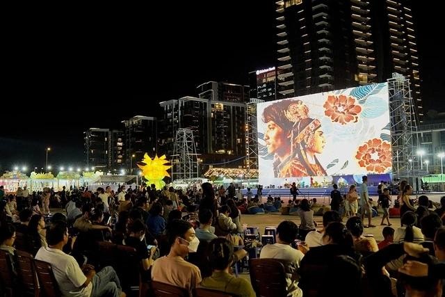 2024年胡志明市国际电影节举办期间,观众纷纷前来守德市河畔的 Cine Park 电影公园户外观看电影。