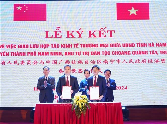 两地领导签署合作备忘录。(图:越通社)