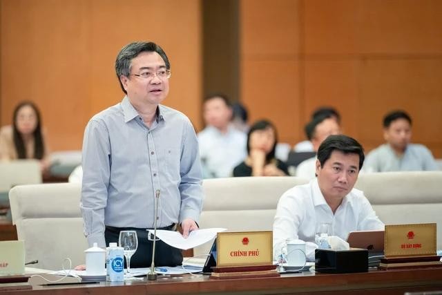 建设部长阮青毅在会议上发言。(图:国会)