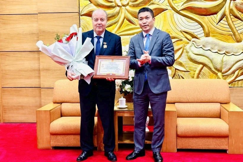 越南各友好组织联合会主席潘英山(右)向阿尔及利亚民主人民共和国驻越南大使布巴津‧阿卜杜勒哈米德颁授“为各民族友好和平”纪念章。(图:越通社)