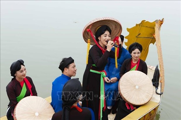 北宁官贺民歌表演。(图:越通社)