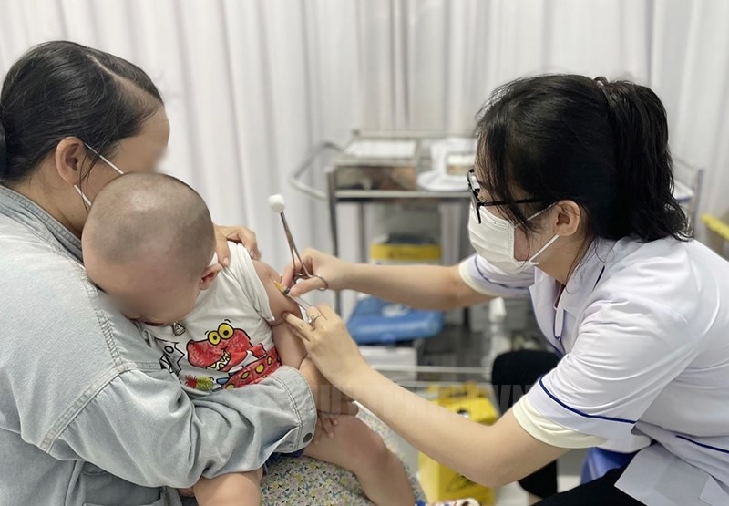 医护人员在给一名小孩施打疫苗。(图:市党部新闻网)