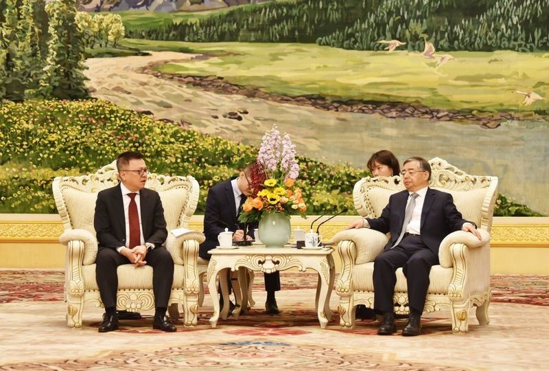 中共中央政治局委员、中央书记处书记、中央宣传部部长李书磊(右)会见黎国明总编辑。(图:越通社)