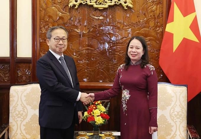 国家代主席武氏映春(右)接见日本驻越南大使山田贵雄。(图:越通社)