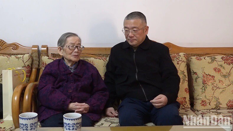 韦肖毅先生和韦国清上将的夫人许其倩女士。 T2 (1).jpg