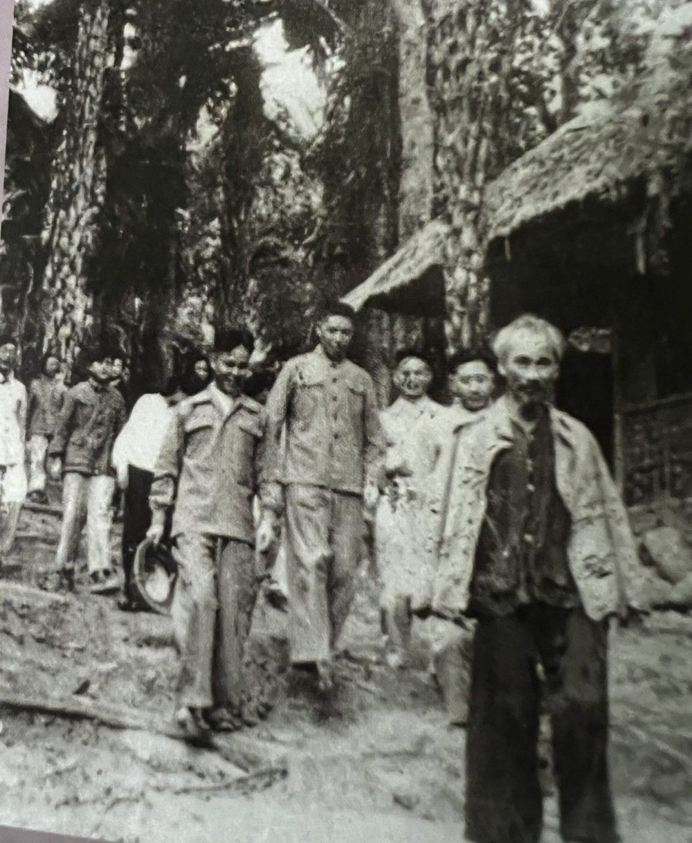 1953年,胡伯伯在越北战区探望中国军事顾问团(韦国清将军在后排左一)。(资料图) T2 (2).jpg