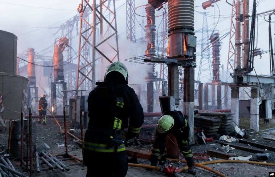 图为 2024年3月22日,乌克兰哈尔科夫地区的消防人员在给一个受攻击的供电设施灭火。(图:AP)