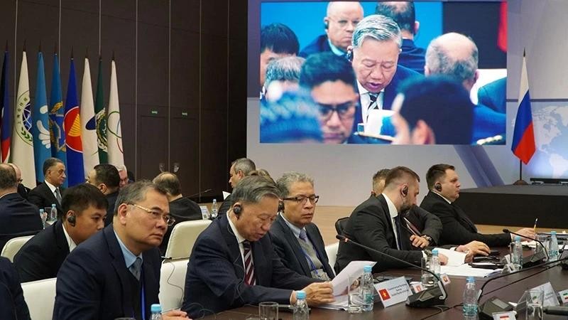越南公安部部长苏霖大将(前左二)率团与会。(图:越通社)