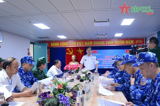 海警一区司令员陈文诗少将向越南海警参加联合巡逻力量下达任务。(图:人民军队报)