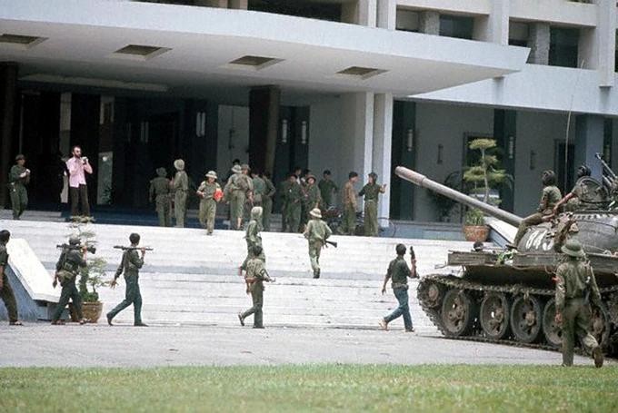 1975年04月30日中午,843号T54型坦克与解放军士兵在独立宫正殿前。(图;Francoise de Mulder)