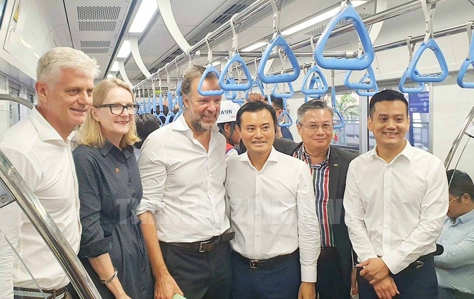 市人委会副主席裴春强与代表团体验地铁线试运活动。(图:投资报)