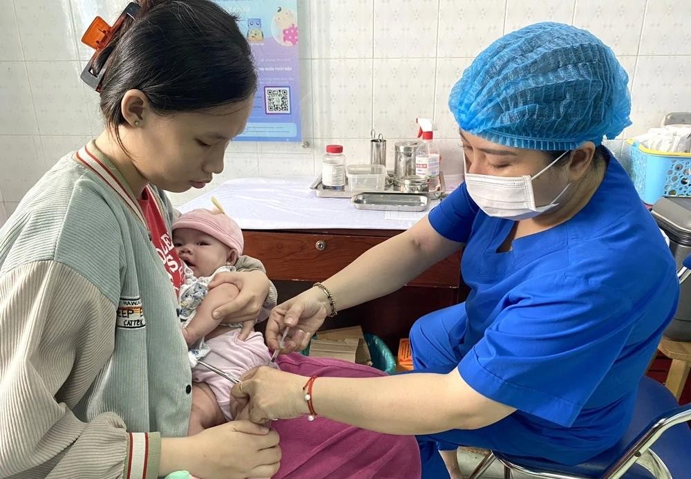 医护人员在给一名婴孩施打疫苗。(图:草芳)