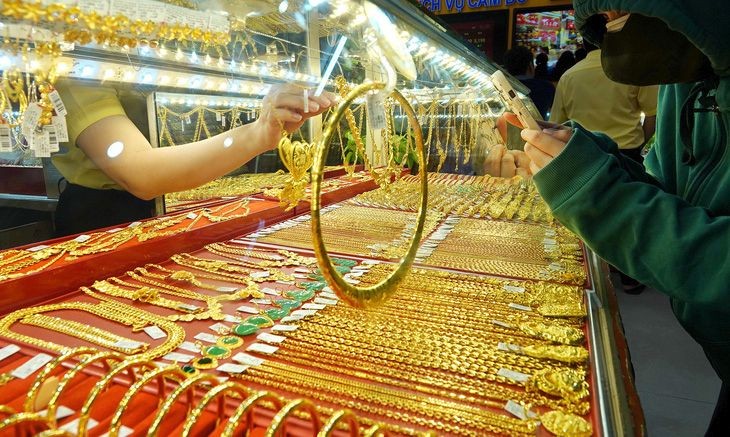 顾客在买卖金饰。