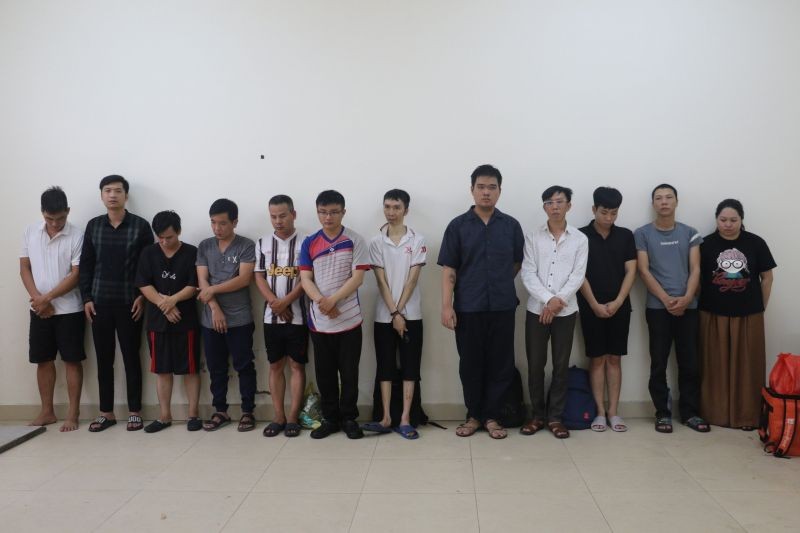被抓获的12名歹徒。(图:警方提供)
