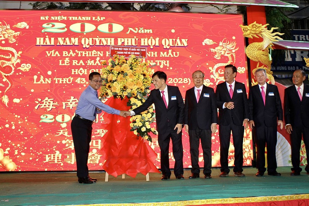 市越南祖国阵线委员会副主席范明俊向海南会馆理事会赠送鲜花 D2.jpg
