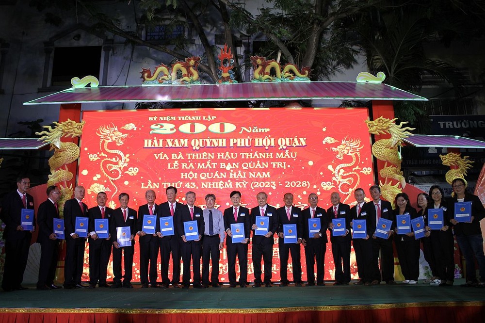 第五郡人委会副主席阮武春奇向第四十三届理事会颁发决定书。 D3.jpg