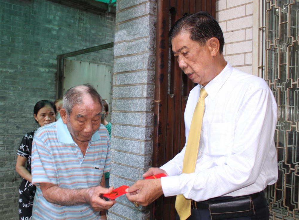 穗城会馆副理事长林海泉向善信派“阿婆”利是。 d3.jpg
