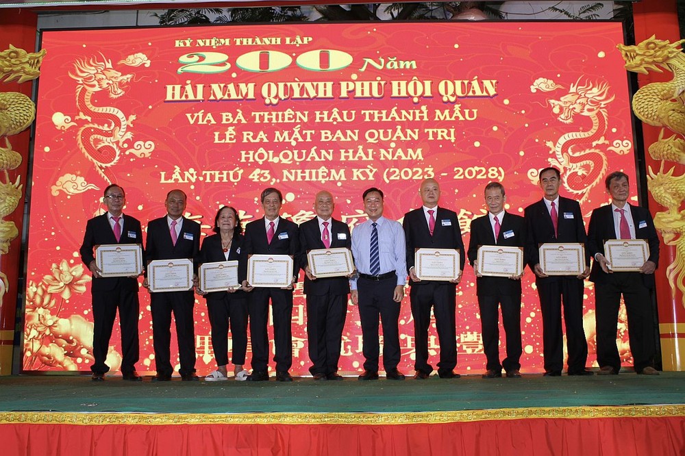 第五郡越南祖国阵线委员会向上一届取得出色成绩的理事成员颁发奖状。 D5.jpg
