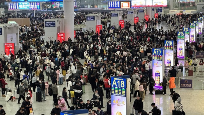 节日期间的深圳高铁站。(图:互联网)