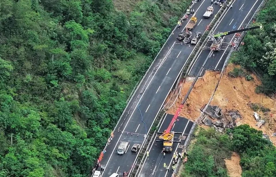 无人机空拍现场照片。（图：新华社）