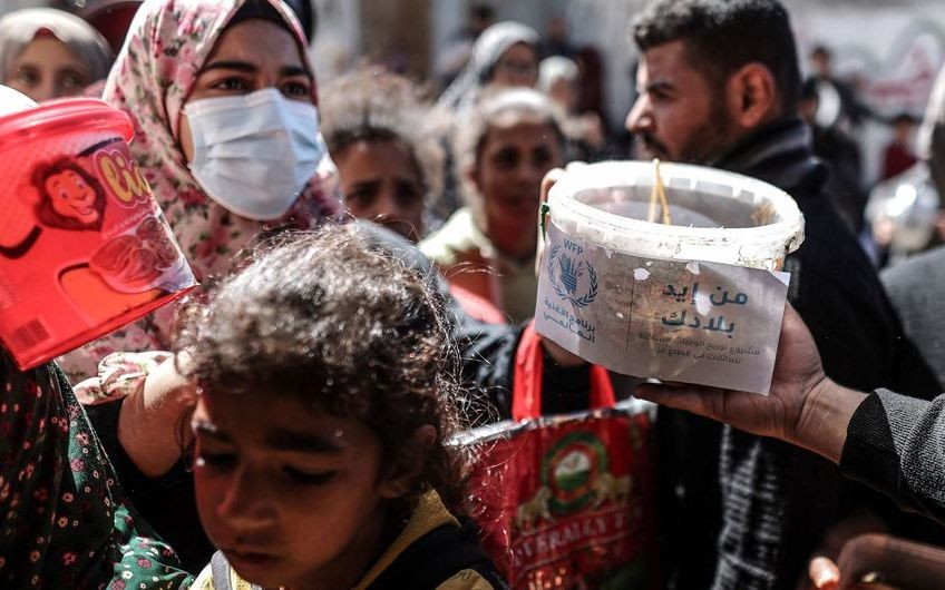 热餐在加沙境内分发。（图：联合国世界粮食计划署）