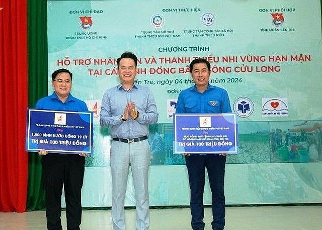 向同胞赠送 1000 桶饮用水