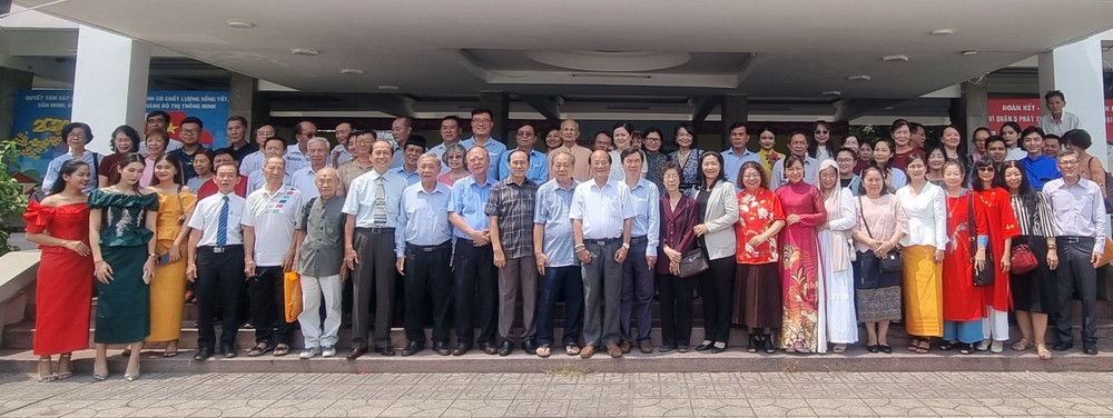 致力推广民族文学艺术