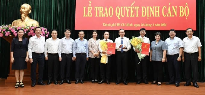 市委书记阮文年与本市市委、守德市委和芹耶县委所属参谋襄理机关领导向接受新任务的两位同志祝贺。