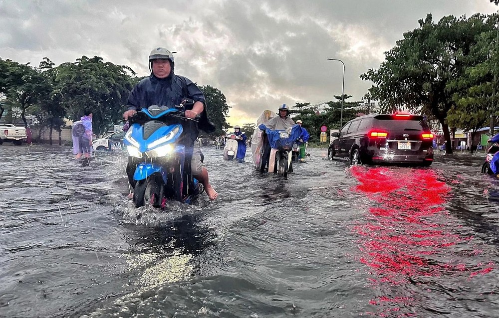 因受潮汛结合巨浪的影响，在南部沿海各省、市的低洼地、沿海与护堤外围一带可能受淹及增加海水入侵河流危机。（图：PV）